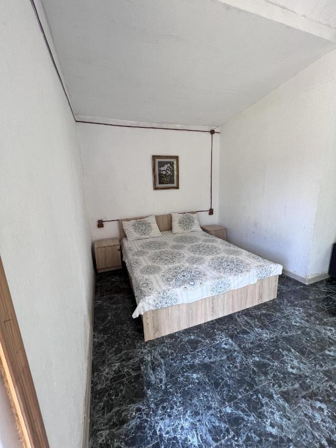 V Gostiakh U Maii Hotel Gagra Exterior photo